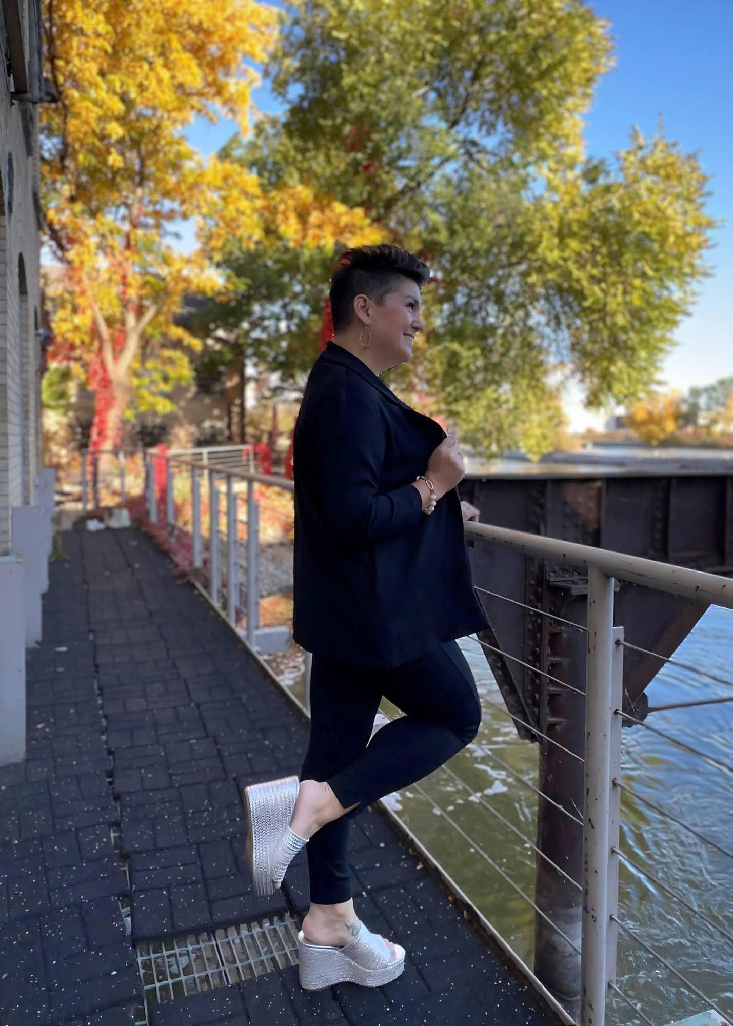 Magic Ankle Crop Skinny Pants in Black